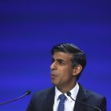 Le racisme "vous pique. Cela fait mal", a dénoncé Rishi Sunak, premier chef du gouvernement britannique d'origine indienne (archives).